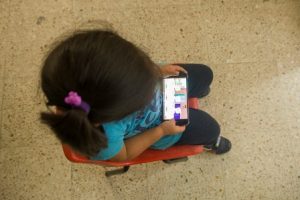 Cuando se adquieran dispositivos electrónicos o digitales, se sugiere a los papás ponerlo en un lugar visible.