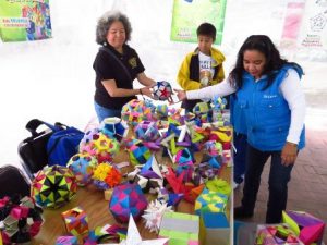 “Superficies jabonosas minimales o jugando con jabón y alambres” es otro de los talleres.