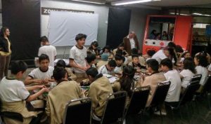 Además de las conferencias, hay talleres de arte, donde los chicos echan a volar su creatividad y desarrollan su talento.