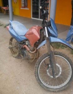 Motocicleta color rojo oxido y azul, sin placa de circulación y serie 3SCYDMGE0G1000378.