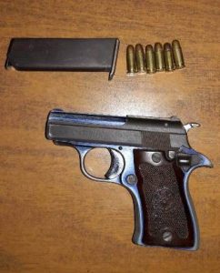 Pistola calibre 25, marca Star, número de serie 776245.