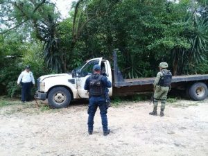 Camioneta Ford 350, Super Duty, con plataforma y cabina, placas 43AE9G de México y serie 3FEKF36L48MA22206.