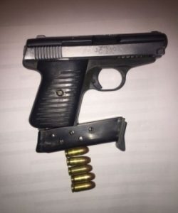 Arma de fuego tipo escuadra, calibre 25, marca ilegible, matricula 824719.