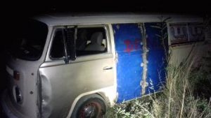 Combi, color beige y puerta del lado izquierdo color azul marino, placas MWZ1355 del Estado de México.