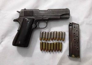 Pistola 38 súper, marca Colt Comander, matrícula 70BS72291 con un cargador.