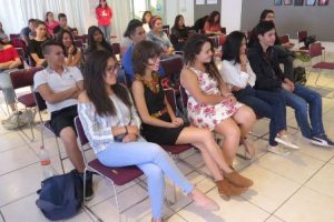 Los jóvenes estudiantes, atentos a las presentaciones.