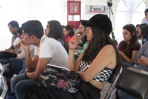 El estudiantado atento a cada una de las presentaciones.