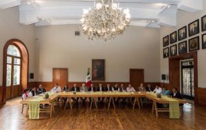 Firman acuerdo con cinco compromisos.