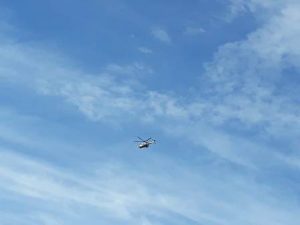 Un helicóptero de la Secretaría de Marina sobrevuela la zona.
