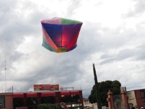 Durante el recorrido de la calenda los feligreses portaron grandes faroles multicolores.
