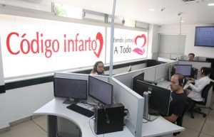 Otorga atención inmediata a pacientes que llegan al servicio de Urgencias por afecciones cardiovasculares.