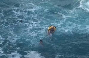 Fueron arrastrados por una ola que los alcanzó cuando pescaban.