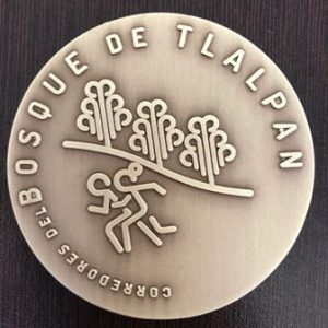 La contracara de la medalla que otorgarán los Corredores del Bosque de Tlalpan a los ganadores.