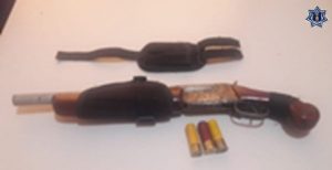 Arma de fuego con marca y matricula ilegibles.