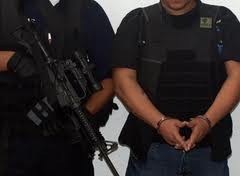 Agentes detenidos en Juárez