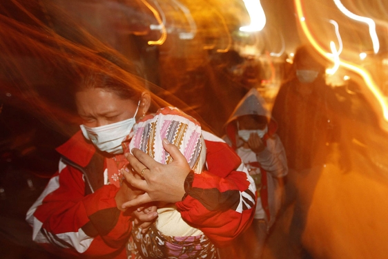 Un bebé muerto y 13 heridos por erupción de volcán en Indonesia