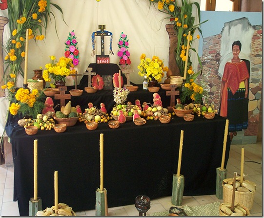 Colocan altares de Todo Santos en Andador Turístico