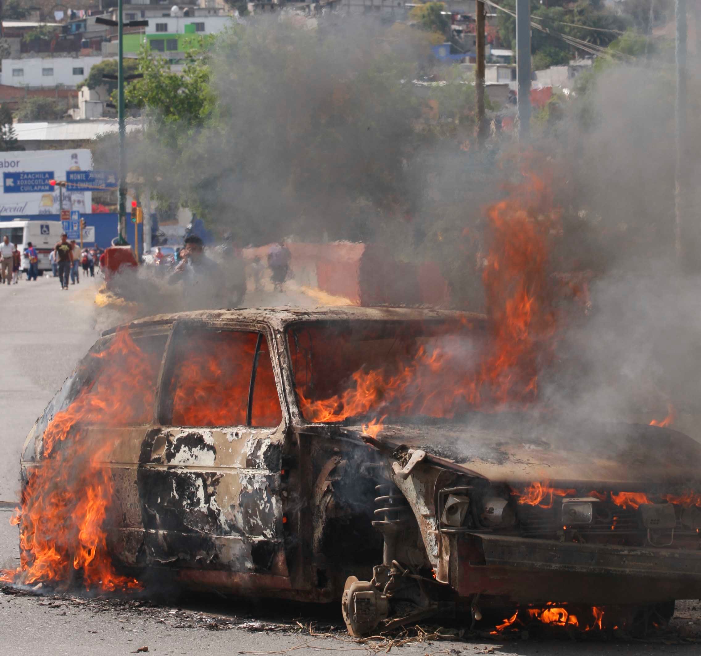Taxistas queman vehículo en el crucero de Xoxocotlán