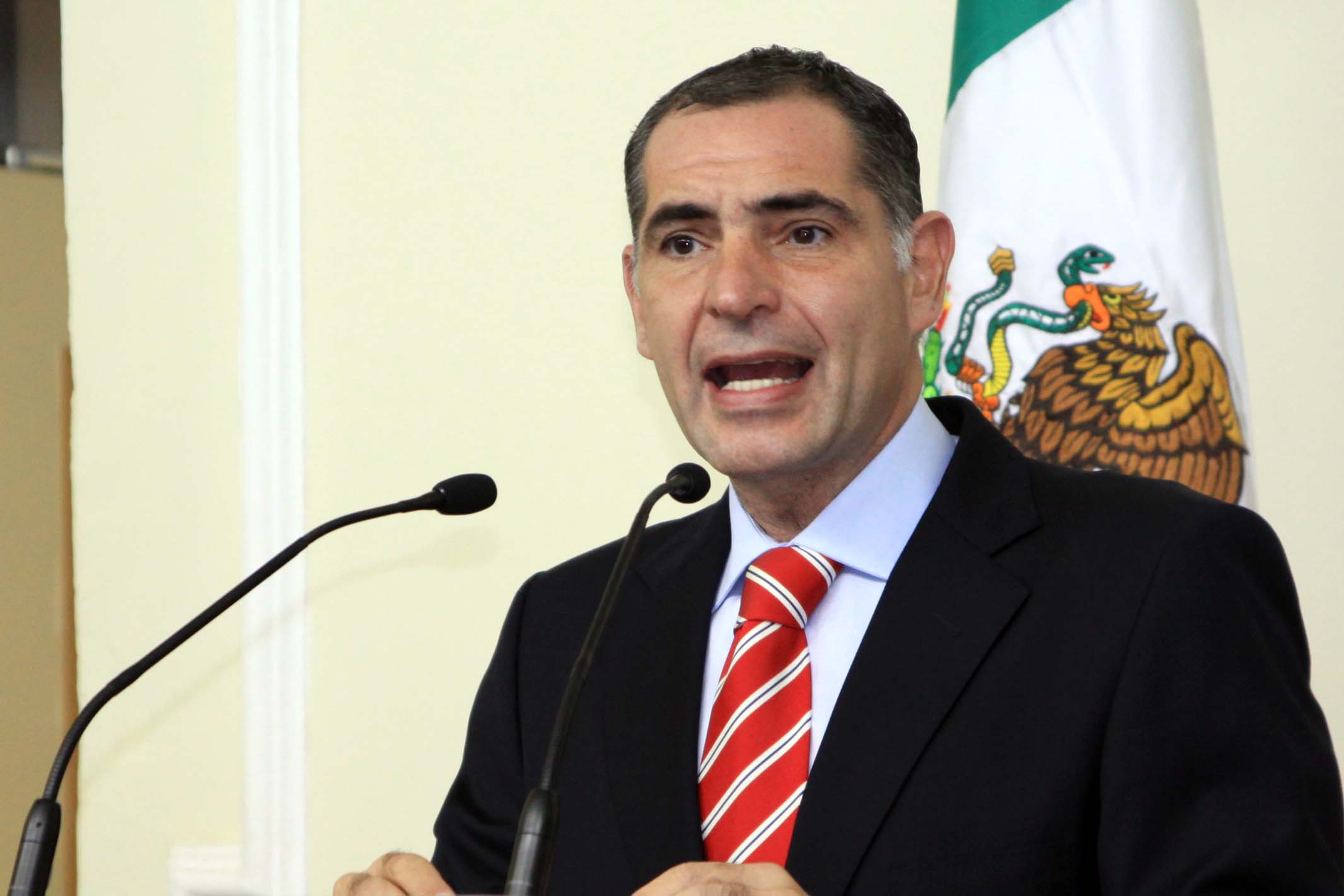 Presenta Gabino Cué iniciativa al Congreso para crear nuevas secretarías