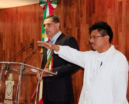 Nombran a ex asesor del EZLN, Adelfo Regino, secretario de Asuntos Indígenas de Oaxaca