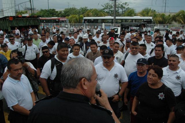 Se declaran en paro policías de Santa Lucía
