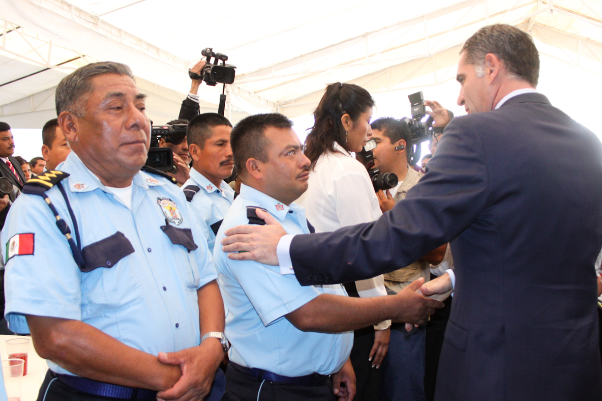 Gabino Cué incrementa seguro a policías en 50 por ciento; detectan 300 “aviadores” en nómina