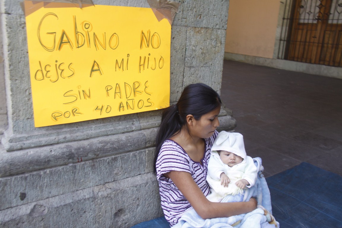 Inicia huelga de hambre esposa de presunto homicida de edil de Amoltepec