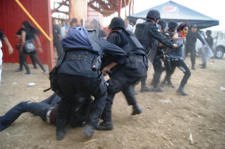  Reprime policía a protectores de animales en corrida de toros, en Oaxaca
