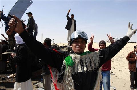 Rebeldes libios avanzan hacia el oeste después de tomar Adjabiya