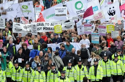 Cientos de miles protestan en Londres contra ajustes presupuestales