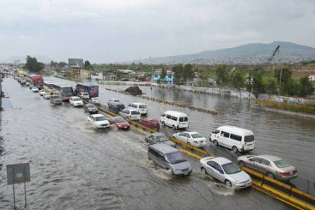 Inundaciones en la autopista y Valle de Chalco