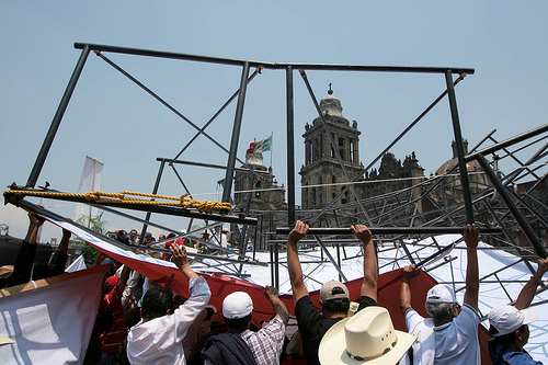 Deja 11 heridos caída de templete en el Zócalo: exigen trabajadores freno a la violencia