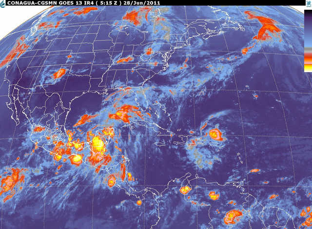 Afecta onda tropical 4 y centro de baja presión al Sureste del país y Yucatán