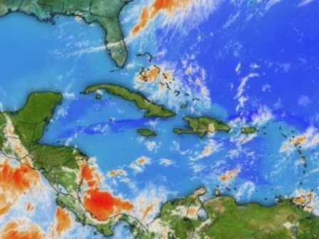 Podría evolucionar onda tropical 15 a ciclón en las próximas horas; seguirán las lluvias