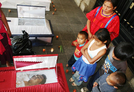 Reprime Gabino Cué a indígenas, bajo protección de la CIDH, por exponer frente a palacio de gobierno a 3 familiares asesinados