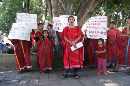 Reanudan indígenas protesta frente a Palacio de Oaxaca, demandan justicia