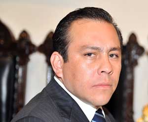 Intenta secretario municipal desalojo encubierto de triquis en Palacio, denuncia MULTI