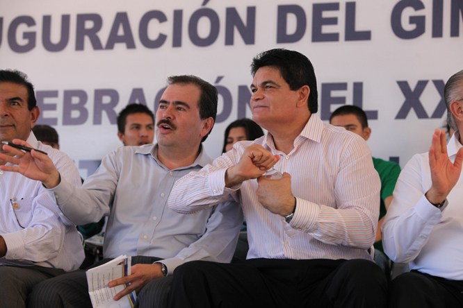 Por amenazas saca del país a sus hijos el gobernador de Sinaloa