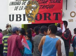 Inician mujeres indígenas triquis de UBISORT, huelga de hambre frente a palacio de gobierno