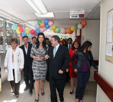 Rosalinda Bueso convive con niños del Hospital Pediátrico “San Juan De Aragón”