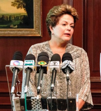 Dilma Rousseff cancela agenda en Chile para viajar a ciudad donde ocurrió incendio