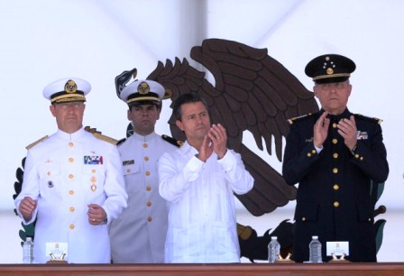 Comandante Supremo de las fuerzas armadas jura de bandera de cadetes en la Heroica Escuela Naval Militar