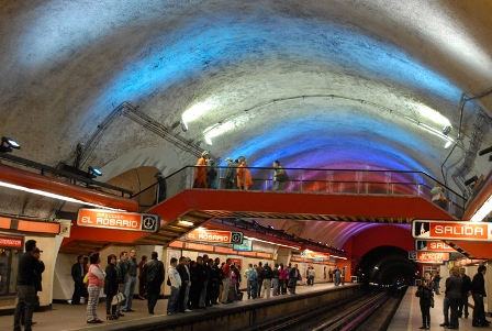 Iluminan estación del Metro