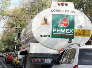 Robo de combustible a pipa de Pemex