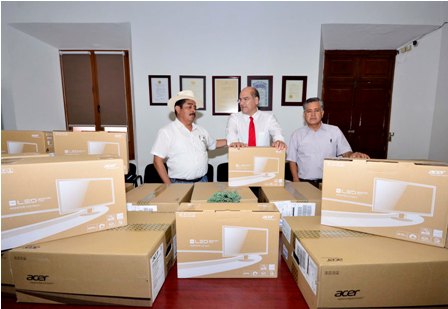 Donan 20 computadoras a la Escuela Secundaria Técnica número 64 de Oaxaca