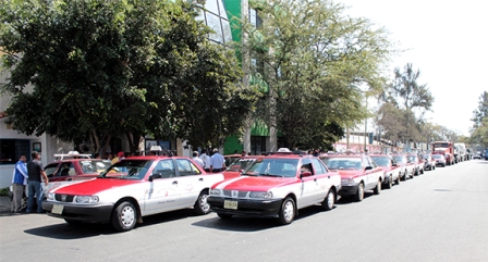 Abre Defensoría expediente por posibles violaciones a derechos de taxistas en Oaxaca