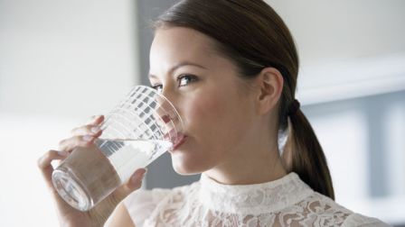 Recomiendan médicos del IMSS tomar agua durante la temporada de calor