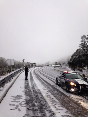 Cierra Policía Federal dos tramos carreteros federales por nevada
