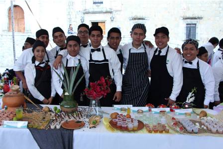 Preservan estudiantes de la UTVCO la cultura gastronómica de Oaxaca