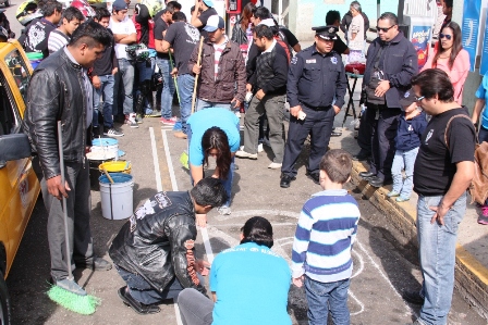 Fomentan cultura de legalidad con pinta de cajones para personas con discapacidad en Oaxaca
